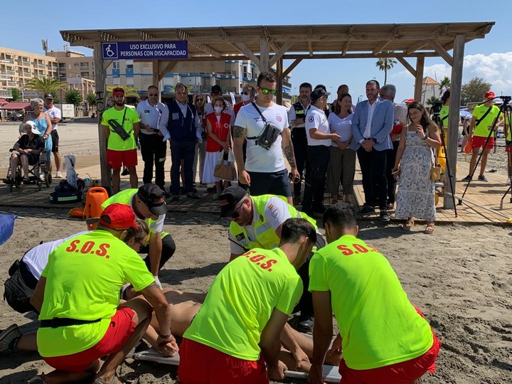 La presentación del Plan incluyó un simulacro de rescate en la playa pinatarense de Villananitos