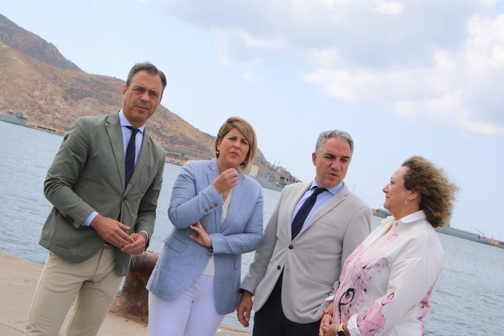 El consejero de Presidencia, Turismo, Cultura y Deportes, Marcos Ortuño, la alcaldesa de Cartagena, Noelia Arroyo, el consejero de Presidencia, Administración Pública e Interior de la Junta de Andalucía, Elías Bendodo, y la presidenta de la Autoridad Portuaria de Cartagena, Yolanda Muñoz, esta mañana en Cartagena.