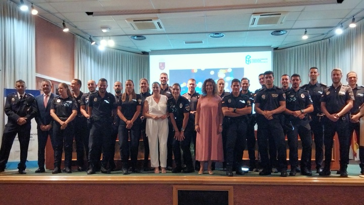 La directora general de Función Pública, Carmen Maria Zamora, junto con los aspirantes a agentes de las policías locales de la Región