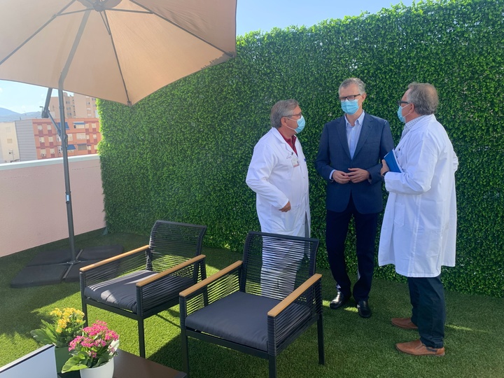 El consejero de Salud, Juan José Pedreño, junto a José Carlos Lacoma, gerente del Hospital Santa María del Rosell, y José Miguel Yagüe, director Enfermería.