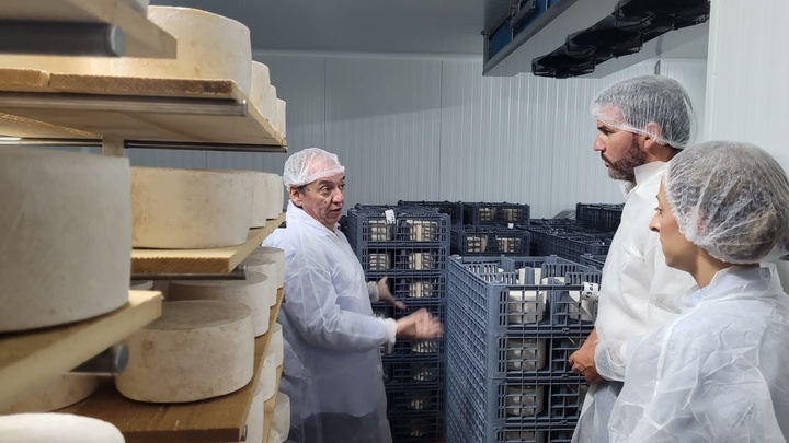 El consejero Antonio Luengo destaca el valor añadido que representan los quesos de Denominación de Origen Protegida con certificación ecológica y producción propia de leche