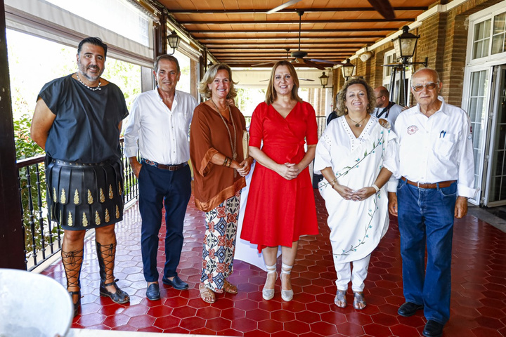 Isabel Franco participa en el tradicional almuerzo de los Guerreros de Uxama