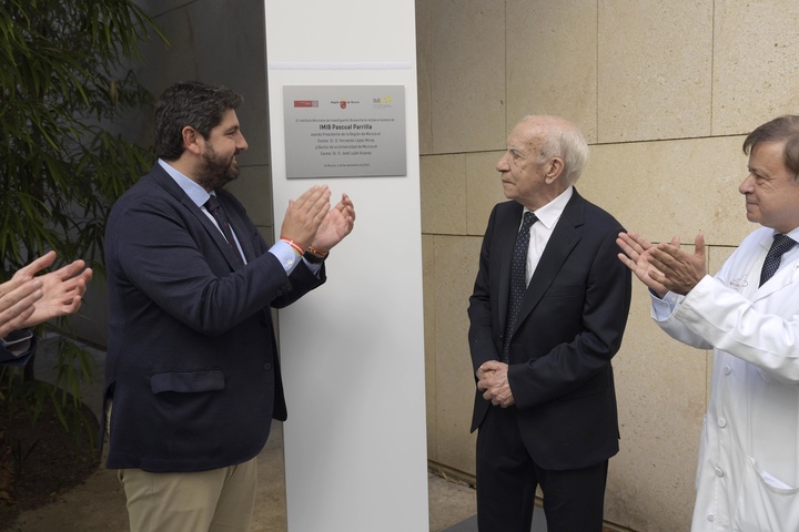 El presidente López Miras ha descubierto un monolito con la inscripción de 'Instituto Murciano de Investigación Biosanitaria Pascual Parrilla'