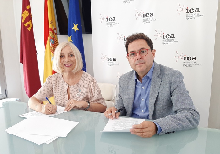 El director general del Instituto de las Industrias Culturales y las Artes (ICA), Manuel Cebrián, firma el convenio de colaboración con la presidenta...