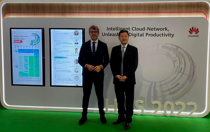 El consejero de Economía, Hacienda y Administración Digital, Luis Alberto Marín, acompañado del presidente de Huawei en Europa, Lin Zhang