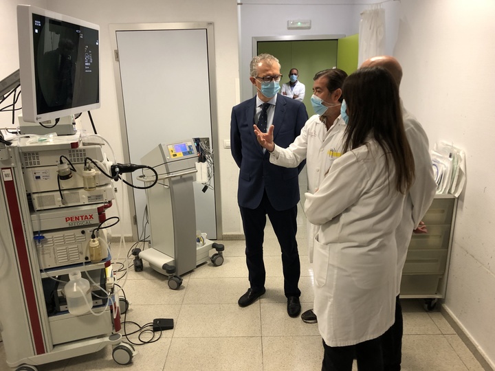 El consejero de Salud, Juan José Pedreño, visita la unidad de aparato digestivo del hospital Reina Sofía de Murcia