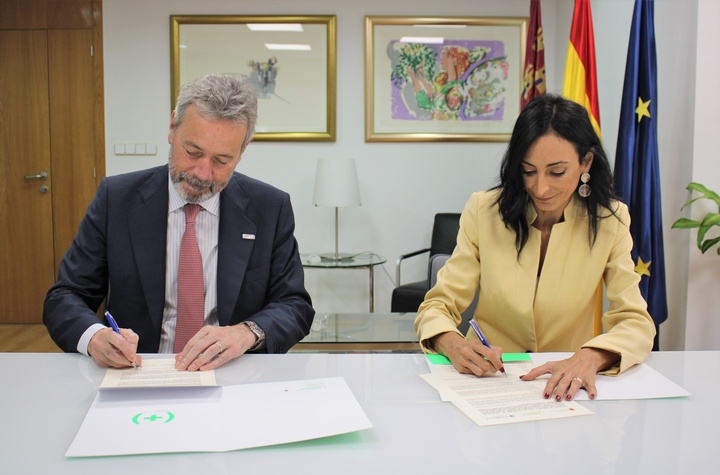 La consejera de Empresa, Empleo, Universidades y Portavocía, Valle Miguélez, firmó la colaboración para el programa 'Región de Murcia-Fulbright' con el Director Ejecutivo de la Fundación Flubright, Alberto López San Miguel.