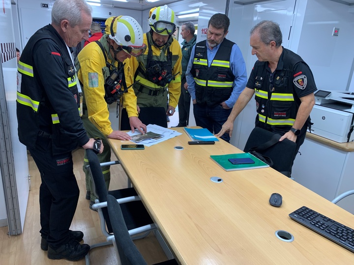 El director general de Emergencias, Fulgencio Perona, en el Puesto de Mando Avanzado, durante el simulacro realizado en el Valle de Escombreras.