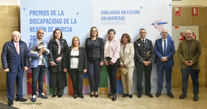La consejera de Mujer, Igualdad, LGTBI, Familias, Política Social y Transparencia, Isabel Franco, junto a los galardonados en los Premios de la Discapacidad...