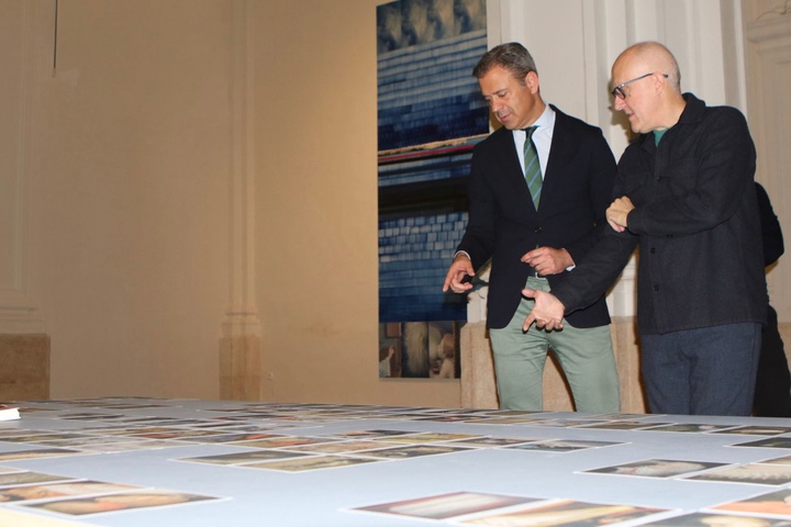 El consejero de Presidencia, Turismo, Cultura, Juventud, Deportes y Portavocía, Marcos Ortuño, y el artista Juan Uslé, observan algunas obras de la muestra.