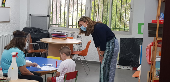 La consejera de Política Social, Familias e Igualdad, Conchita Ruiz Caballero, durante la visita a un centro de desarrollo infantil y atención temprana.