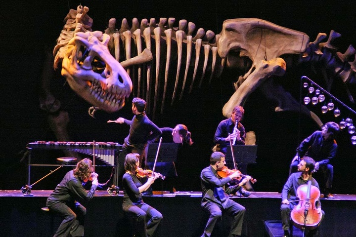 Los músicos junto a los enormes animales articulados que protagonizan la representación.