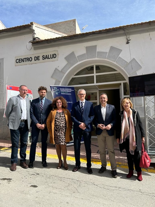 El consejero de Salud, Juan José Pedreño, y el alcalde de Abanilla, José Antonio Blasco, visitaron las obras de construcción del nuevo centro de ...