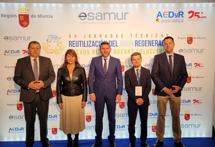 El consejero Antonio Luengo (c) momentos antes de la inauguración de las jornadas técnicas de Esamur.