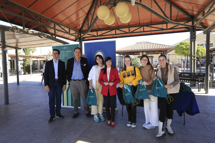 La directora general de Movilidad y Litoral, Marina Munuera, junto con el vicedecano del Grado en Ingeniería Civil de la UCAM, Pedro de los Santos Jiménez, promociona el nuevo modelo de transporte público 'Movibus' entre los estudiantes del centro universitario (1)