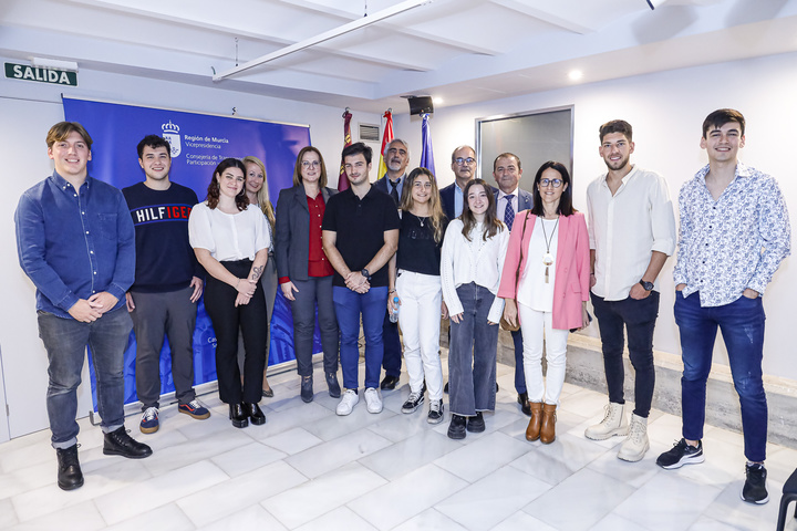 La vicepresidenta Isabel Franco rodeada de los alumnos y alumnas del Programa Golondrina.