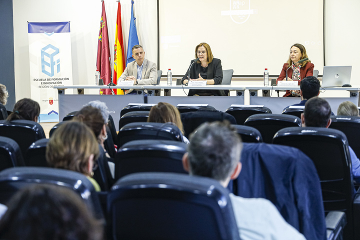 La consejera de Transparencia, Participación y Cooperación, Isabel Franco, inaugura la jornada de Calidad Normativa, acompañada del secretario general de la Consejería, José David Hernández, y de la directora de la EFIAP, Caridad de la Her