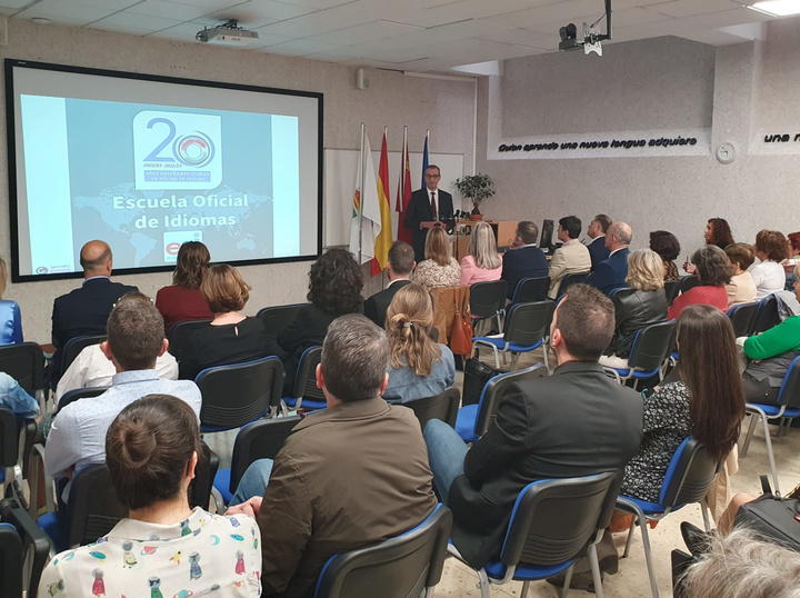 El consejero Víctor Marín participó en el XX aniversario de la Escuela Oficial de Idiomas de Molina de Segura (1)