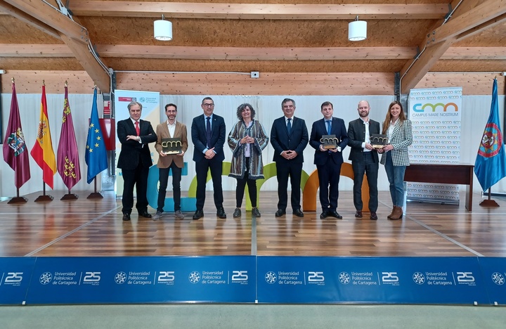 El consejero de Medio Ambiente, Mar Menor, Universidades e Investigación, Juan María Vázquez, junto a los rectores de las universidades públicas de la Región de Murcia y los galardonados en los II Premios Mare Nostrum