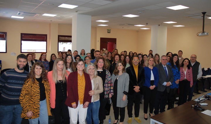 La consejera de Política Social, Familias e Igualdad, Conchita Ruiz Caballero, junto al presidente del Colegio Oficial de Trabajo Social de la Región de Murcia, Juan Carrión Tudela, los directores generales del área y todos los participantes, presenciales, en la jornada de información