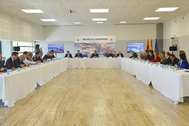 El consejero de Fomento e Infraestructuras, José Ramón Díez de Revenga, durante la reunión del plenario del Pacto Social por las Infraestructuras de la Región de Murcia (3 de 4)