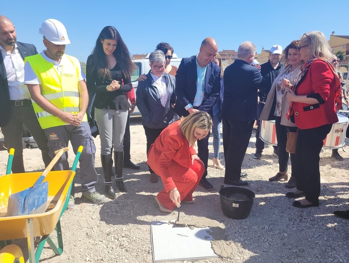 La consejera de Política Social, Familias e Igualdad, Conchita Ruiz, participa en la colocación de la primera piedra de tres viviendas tuteladas en Molina de Segura