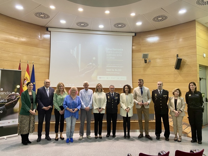 La consejera de Política Social, Familias e Igualdad, Conchita Ruiz Caballero, junto a las personas que han participado en la presentación del nuevo servicio telefónico de ayuda