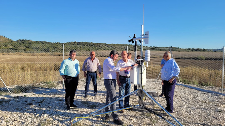 El consejero Antonio Luengo visitó la nueva estación agrometereológica del IMIDA, ubicada en Moratalla.