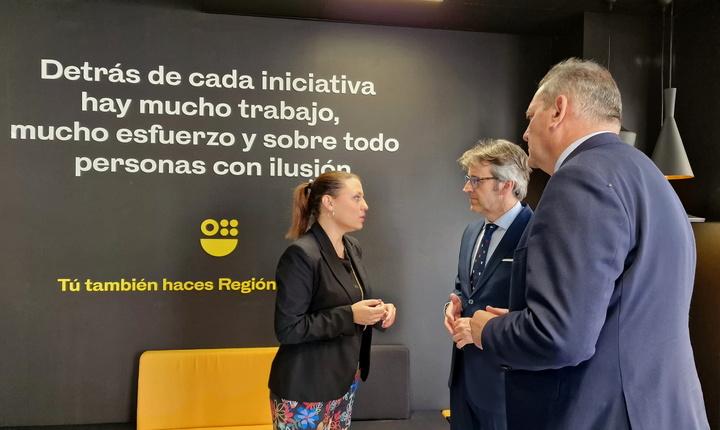 El consejero de Economía, Hacienda, Fondos Europeos y Administración Digital, Luis Alberto Marín, visitó hoy las nuevas dependencias de la Agencia Tributaria en Fortuna acompañado de la alcaldesa de la localidad, Catalina Herrero