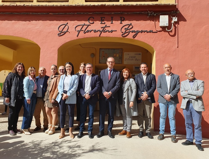 El consejero de Educación, Formación Profesional y Empleo, Víctor Marín, visita el CEIP Florentino Bayona de Mula.