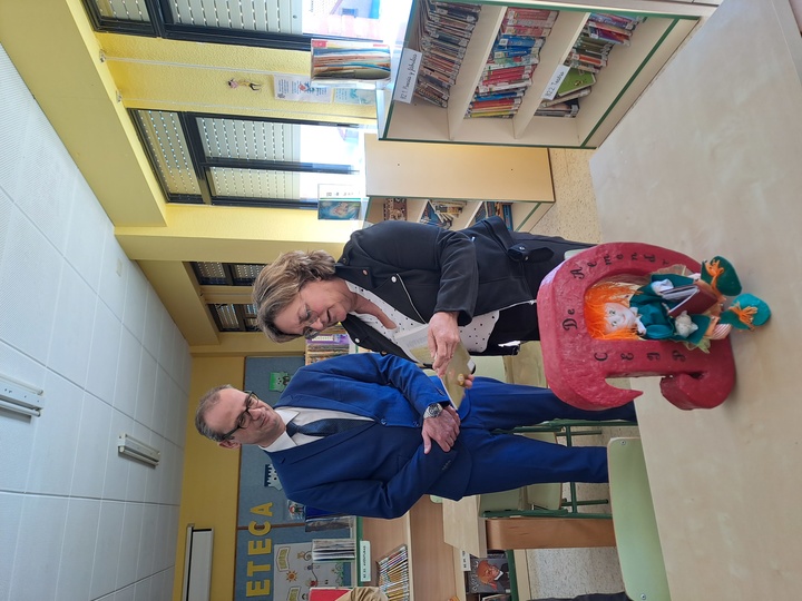 El consejero de Educación, Formación Profesional y Empleo, Víctor Marín, visitó el CEIP de Almendricos.