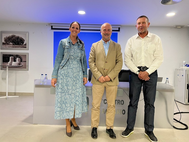 El secretario general de la Consejería, Francisco González ©, con la alcaldesa de Fuente Álamo,  Juana Martínez, y el profesor de la UPCT, Ángel Faz.