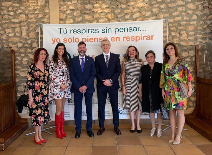 El consejero de Salud apoya a la Asociación Murciana de Fibrosis Quística en su I Comida Solidaria
