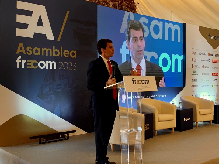 El consejero de Fomento e Infraestructuras, José Ramón Díez de Revenga, durante su participación en la clausura de la Asamblea General de Frecom (2 de 2)