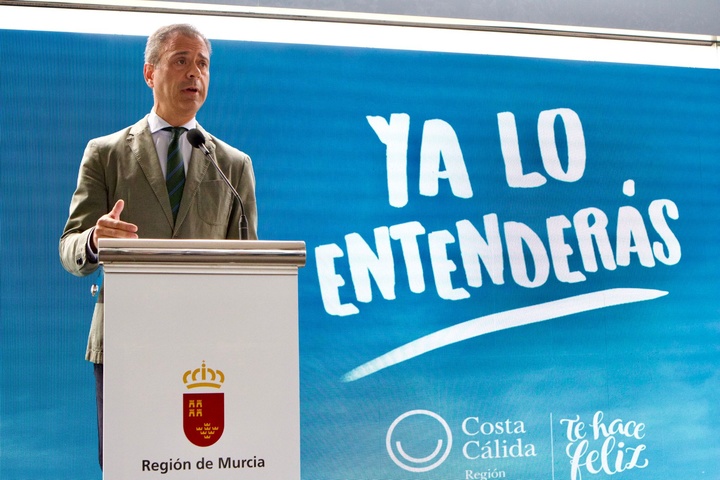 El consejero de Presidencia, Turismo, Cultura, Juventud, Deportes y Portavocía, Marcos Ortuño, interviene en la presentación de la nueva campaña turística de la Región de Murcia.