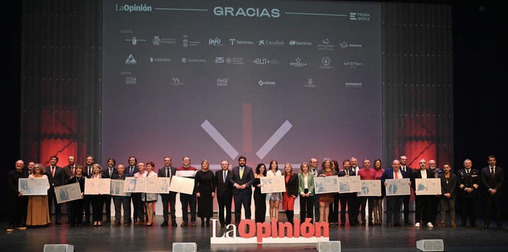 El jefe del Ejecutivo autonómico, Fernando López Miras, clausura la gala de entrega de los 'Premios Importantes', organizados por el diario La Opinión.