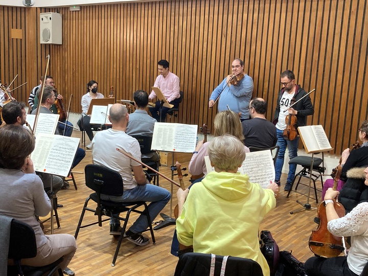 Imagen del inicio del ensayo de la Orquesta Sinfónica de la Región de Murcia con Joaquín Riquelme y el director Perry So