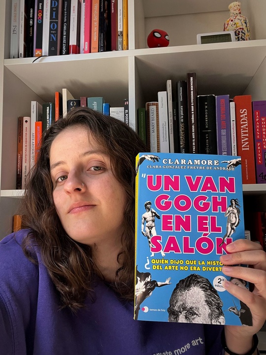 Imagen de Clara González Freyre de Andrade, más conocida en redes sociales como @claramore_, con su libro 'Un Van Gogh en el salón'