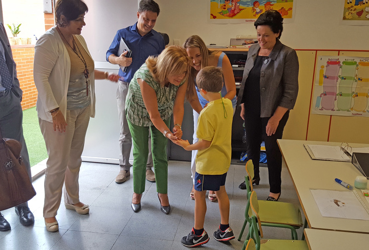 La consejera de Educación y Universidades inauguró la nueva aula abierta en el colegio Antonio Nebrija