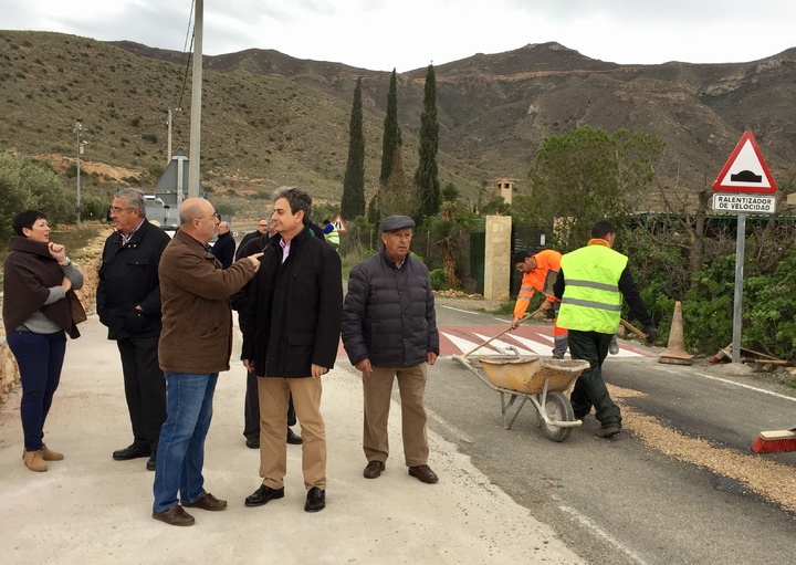 Fernández Lladó inspecciona las obras de mejora en la carretera RM-E23
