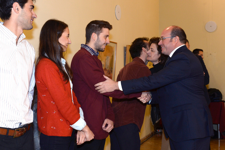 El presidente de la Comunidad recibe a los estudiantes beneficiarios del programa 'Golondrina' (2)