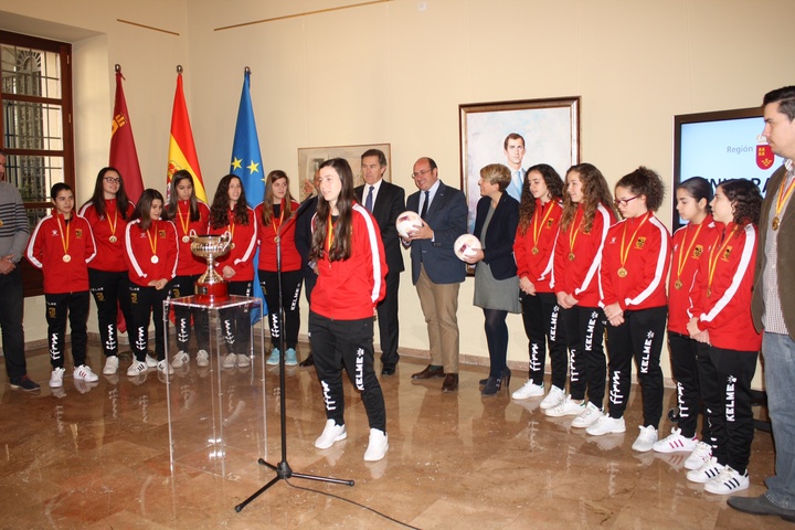 El presidente de la Comunidad recibe a la selección murciana femenina sub-17 de fútbol sala (3)
