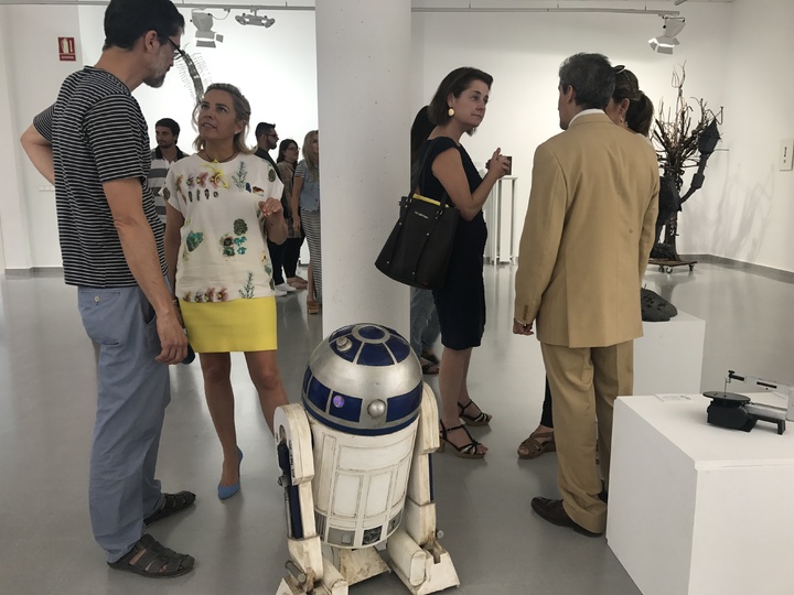 Adela Martínez-Cachá inaugura la exposición 'Especies' que recoge los trabajos de los alumnos de la Escuela de Bellas Artes