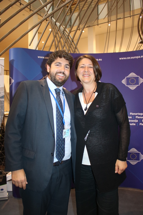 El jefe del Ejecutivo regional, Fernando López Miras, con la comisaria europea de Transportes, Violeta Bulc (2)