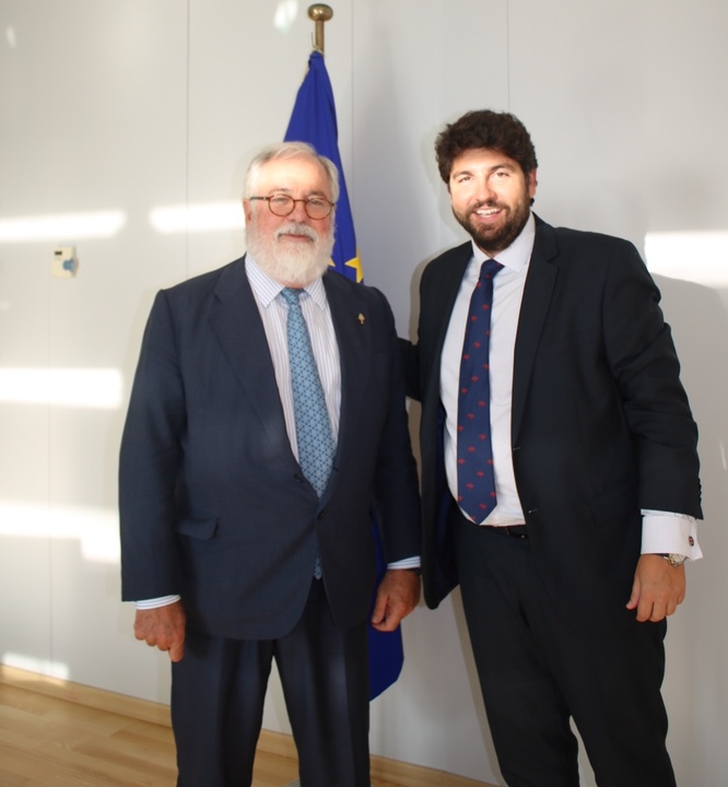 El jefe del Ejecutivo se reúne con comisario europeo de Acción por el Clima y Energía, Miguel Arias Cañete (2)