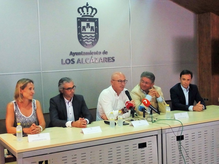 El consejero de Empleo, Universidades y Empresa, Juan Hernández, ha presentado el proyecto de gasificación de Los Alcázares