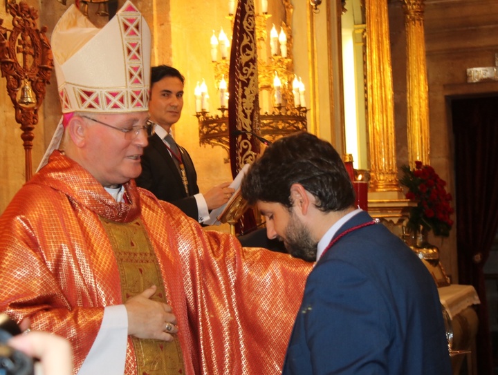 El presidente de la Comunidad recibe la medalla de Hermano Cofrade de la Santísima y Vera Cruz