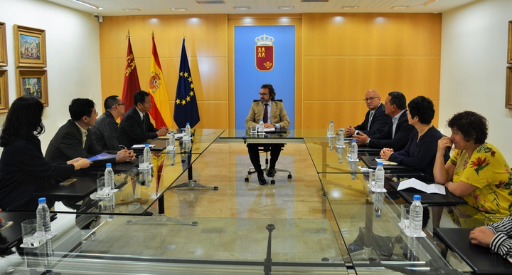 El consejero Pedro Rivera recibe a la delegación comercial de Pekín (2)