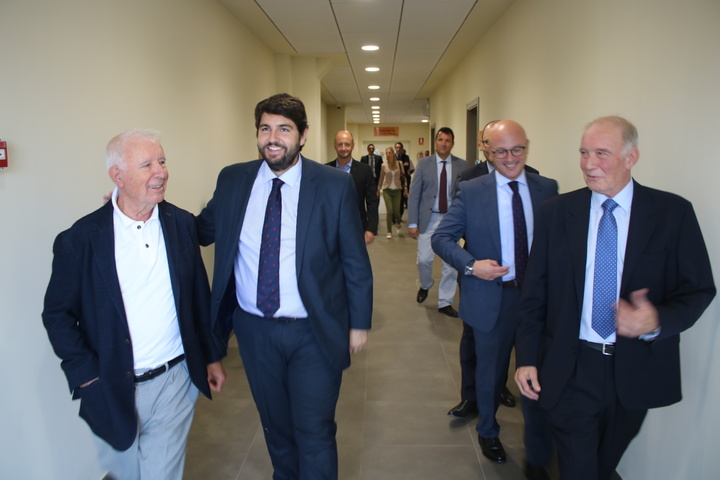El presidente Fernando López Miras visita las instalaciones de la empresa García Aranda (2)
