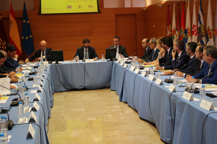 El jefe del Ejecutivo regional, Fernando López Mi ras, preside la reunión del Comité Carm-Brexit (3)